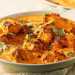 Il pollo invece  preparato in diversi modi. Si chiama tikka se cucinato con un burro denominato ghee che, una volta cotto, diventa una salsina